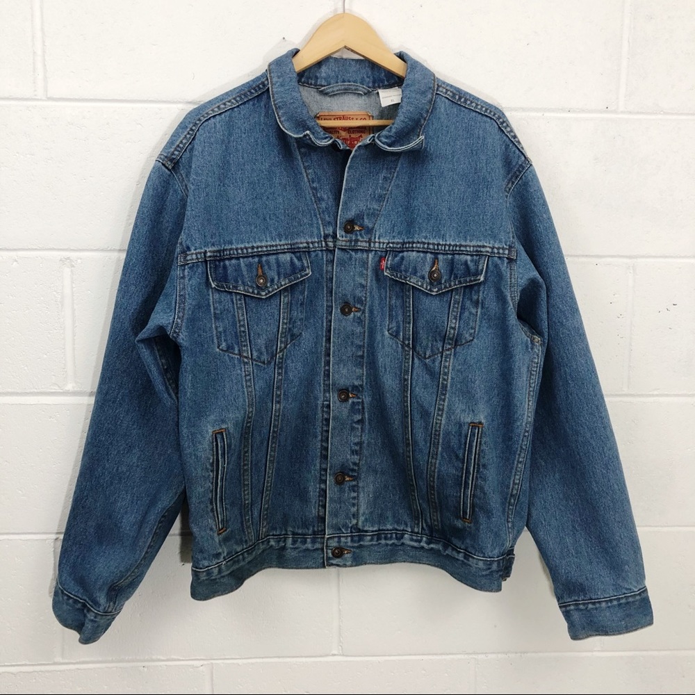 Levi’s medium wash standard trucker jean jacket